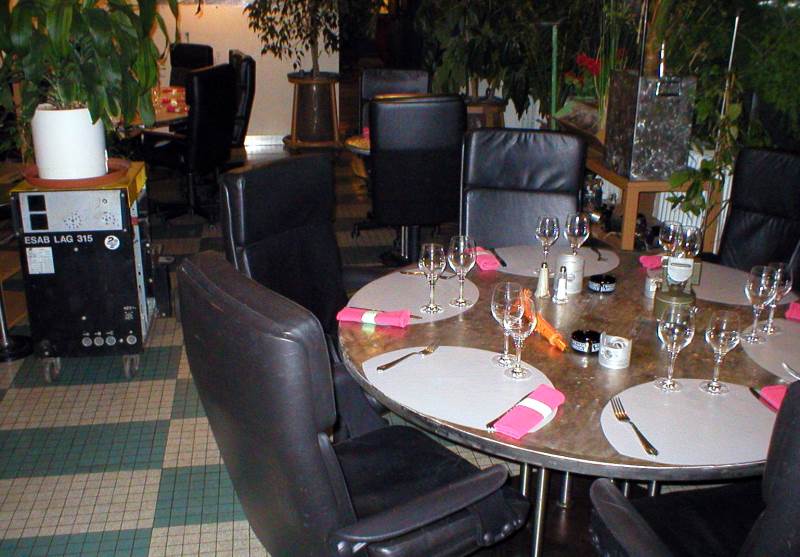 Table en inox de 6 personnes et décor industriel au Restaurant L'Usine