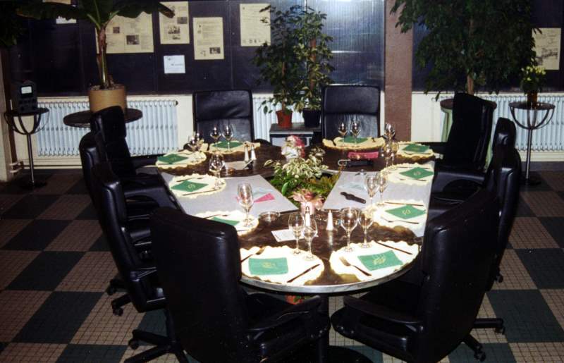 Table spéciale 10 places avec tables rondes et rallonges - Restaurant L'Usine - par Alexandre Sotty