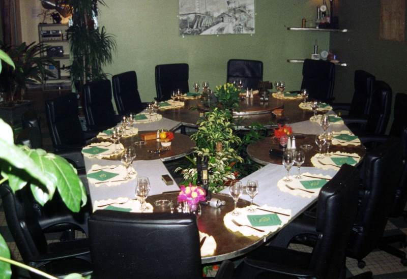 Table spéciale 15 places avec jardin central - Restaurant L'Usine