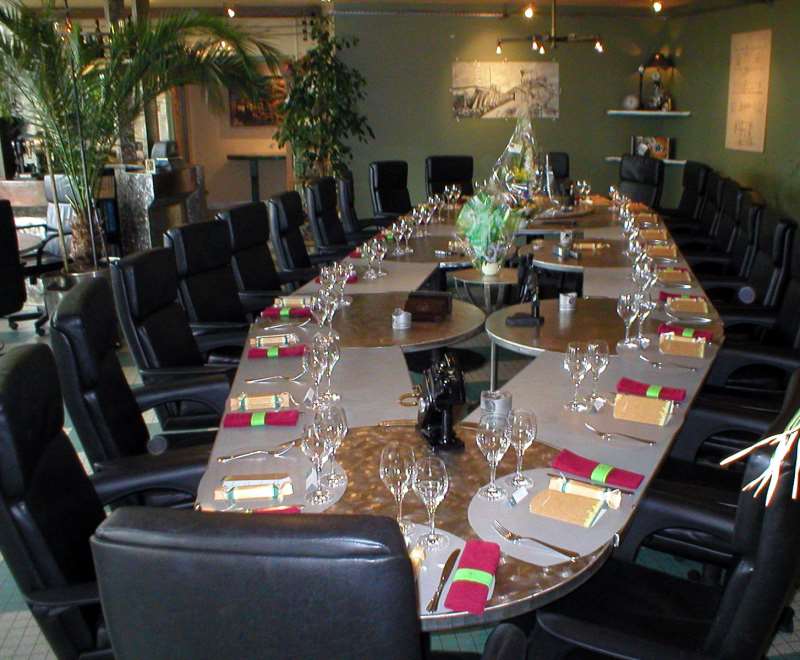 Table spéciale cérémonie 22 places au restaurant L'Usine - Création et réalisation Alexandre Sotty