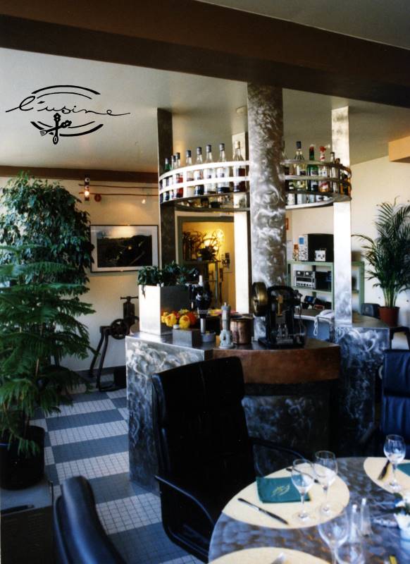 Bar monumental dans son décor industriel au restaurant L'Usine - Création et réalisation Alexandre Sotty