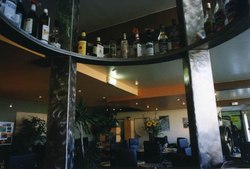 La salle du restaurant L'Usine vue de l'intérieur du bar - création et réalisation Alexandre Sotty