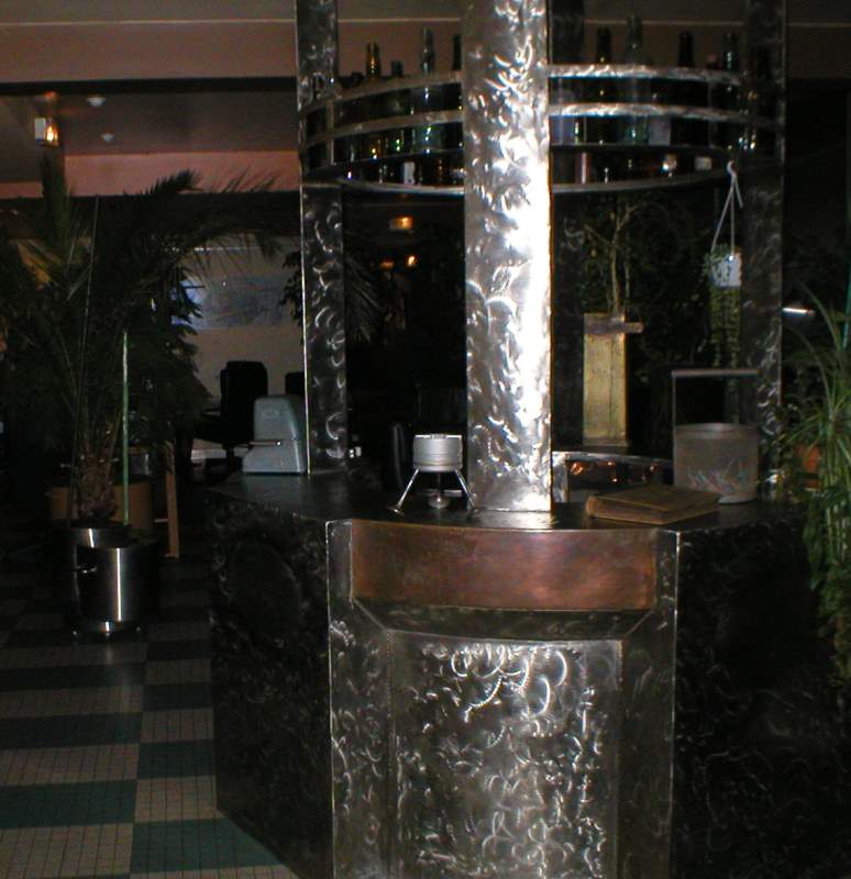 Le bar en inox et cuivre à l'entrée de la salle du restaurant L'Usine - Création et réalisation Alexandre Sotty