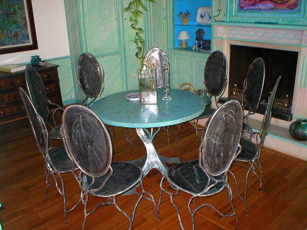 Table de salle en acier peint et chaises métalliques- Création et réalisation Alexandre Sotty